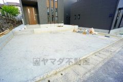 カースペース3台分。ご夫婦で1台ずつと友人や急な来客があっても安心です＾＾穂波東IC入口（八木山バイパス）まで車で約9分。遠出のお出かけに便利＾＾