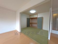 リビングからの続き間として和室がございます。普段はリビングとつなげて開放的なスペースとして。来客時には客間としてお使いいただけます。