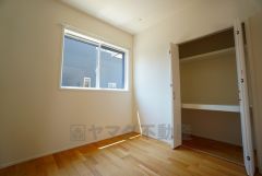 収納力豊富なウォークインクローゼット付き。洋服や小物などを1箇所にまとめて美しい収納を実現します。