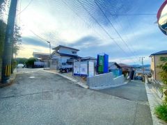 前面道路は、大型車の通行がほとんどなく、騒音や振動が少ないので静かで快適な生活を送れます。