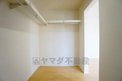 同仕様写真。収納力豊富なウォークインクローゼット付き。洋服や小物などを1箇所にまとめて美しい収納を実現します。