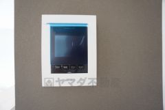 防犯性もばっちり、TVモニター付きインターフォン完備。大きなモニターで玄関先を確認できます。録画機能が付いているので不在時の訪問者も確認できて安心です^^