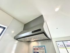 調理により発生する油煙や臭いを吸い込み、屋外へ排気してくれます。