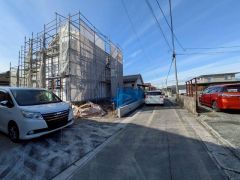 前面道路は私道東側約3.27ｍ。 車通りが少ないため小さなお子様がいるご家庭でも安心です＾＾