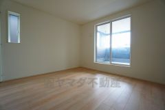 明るい洋室です。ナチュラル色のフローリングで開放的な優しい雰囲気になっています＾＾ベッドや机、ＴＶを置いてもゆとりのある広さです。