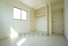 同仕様写真。全居室に収納完備。下段を引き出し収納にするなど、空いたスペースを有効活用すれば収納力がグッと高まります。常に整理整頓されたお部屋は気持ちがいいです＾＾