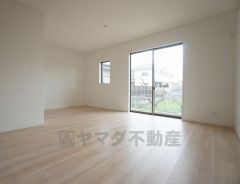 同仕様写真。おしゃれで過ごしやすいリビングです。隣接する和室と合わせると約21帖の大空間になります。