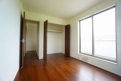 木目調のシンプルデザインで落ち着きと安らぎの空間に仕上げています。各部屋に収納が完備されているので、お荷物が多くなっても安心の設計です。