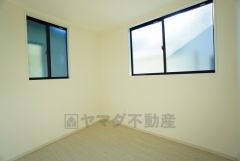 2面採光を確保した明るい室内は、風通しも良く、大変居心地の良い空間となっております。爽やかな風を感じて起きる朝は、快適生活の始まりに。