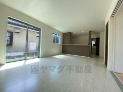 家族が集まる開放的なリビング。約18.5帖の大空間で毎日のお食事が楽しみです＾＾思い思いの時間を過ごしたり、家族みんなで食事をしたり、素敵な団らんの場になりますね。