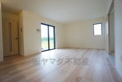 大きな窓のあるリビングは、陽光あふれる明るい空間です。居心地良く、ご家族皆がゆったり寛げる憩いの空間となりそうです。