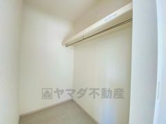 収納力豊富なウォークインクローゼット付き。洋服や小物などを1箇所にまとめて美しい収納を実現します。