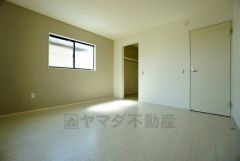 同仕様写真。明るい洋室です。ナチュラル色のフローリングで開放的な優しい雰囲気になっています＾＾ベッドや机、ＴＶを置いてもゆとりのある広さです。