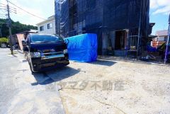 カースペースは停めやすい並列駐車3台付き。