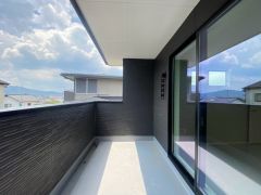 お洗濯物を干すスペースとしても十分な広さがあります。  お天気の良い日はお洗濯物がよく乾きそうな日当たり良好のバルコニーです＾＾