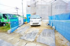 カースペースは停めやすい並列駐車2台つきです。