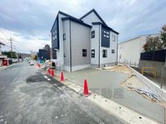 前面道路は、公道北西側約7ｍ。幅広く車の離合もスムーズです＾＾安全性、機能性に優れたオール電化で快適な新生活＾＾