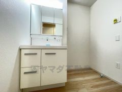 三面鏡つき洗面台。収納も一体型になっているので、ドライヤーやヘアアイロンの置き場に困りませんね。