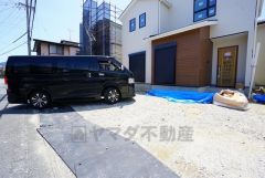 カースペースは停めやすい並列駐車3台付き。