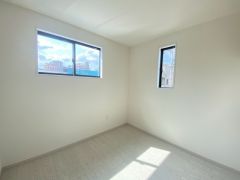 木目調のシンプルデザインで落ち着きと安らぎの空間に仕上げています。各部屋に収納が完備されているので、お荷物が多くなっても安心の設計です。