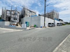 前面道路は交通量が少なく小さなお子様がいるご家庭も安心です＾＾ 全棟カースペースは2台付き。ご夫婦で1台づつ所有できます＾＾