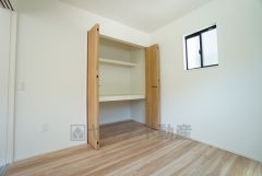 明るい洋室です。ナチュラル色のフローリングで開放的な優しい雰囲気になっています＾＾ベッドや机、ＴＶを置いてもゆとりのある広さです。