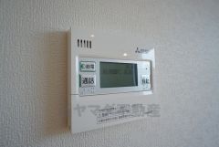 給湯器リモコンはキッチン横からボタンひとつで操作が楽々。通話ボタン付きでお子様とも会話ができて安心です。