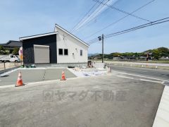 角地で陽当り風通し良好＾＾カースペースは停めやすい並列駐車3台付き。自転車やバイクもおける広さです＾＾