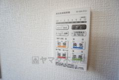 雨の日の洗濯も安心できる浴室暖房乾燥機付き浴室。リモコンで操作もボタン1つで簡単。