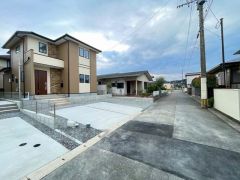 前面道路は公道西側約4ｍ。 車の通行が少なく小さなお子様がいるご家庭でも安心して過ごせます＾＾