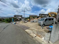 前面道路は交通量が少なく、小さなお子様がいるご家庭も安心です＾＾
