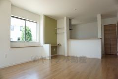 同仕様写真。家族が集まる開放的なリビング。約18.25帖の大空間で毎日のお食事が楽しみです＾＾思い思いの時間を過ごしたり、家族みんなで食事をしたり、素敵な団らんの場になりますね。