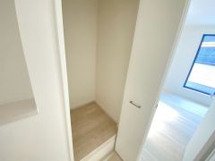 廊下にも収納があるので、家族で共有する物や掃除道具をまとめておけて便利です。散らかりがちなアイテムを見せない収納にでき、暮らしの質が変わります。
