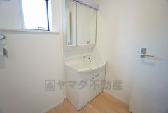 三面鏡つき洗面台。収納も一体型になっているので、ドライヤーやヘアアイロンの置き場に困りませんね。