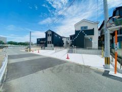 全4棟ともカースペース2台付き＾＾ 6.8ｍの広々とした前面道路で、駐車もスムーズに停めやすいです＾＾