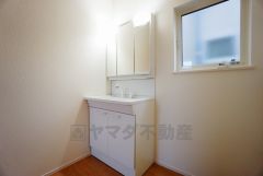 同仕様写真。三面鏡つき洗面台。収納も一体型になっているので、ドライヤーやヘアアイロンの置き場に困りませんね。