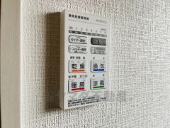 浴室暖房乾燥機付き。天候に左右されず、いつでも好きなときに洗濯物を干せるので、仕事や家事で忙しい方に重宝します。