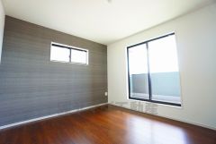 デザインクロスが2階洋室の雰囲気を上品に仕上げています。いつもと違う雰囲気のお部屋をお楽しみください。