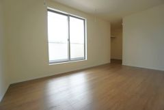 住む人のこだわりを活かす洋室＾＾日当たりがよく、寝室としての利用もおすすめ。広めのクローゼットもあり荷物もすっきり片付けれ、ゆとりのある暮らしが出来ます＾＾