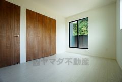 同仕様写真。木目調のシンプルデザインで落ち着きと安らぎの空間に仕上げています。各部屋に収納が完備されているので、お荷物が多くなっても安心の設計です。