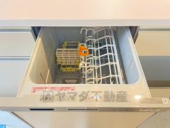 家事の時間が短縮できる食器洗浄乾燥機付。後片付けもラクラクです。 食器を洗う手間が減るので家族とのコミュニケーションの時間や自分の時間が増えますね。