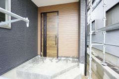 質感、使いやすさ、安全性、断熱性能を併せ持った玄関ドアです。また、ピッキング対策に優れる2ロック機構です。