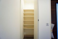 シューズインクローゼットも完備されており、玄関収納も問題ありません。棚の上にお花など飾ってインテリアも楽しめますね。