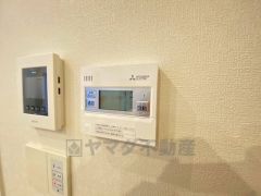 キッチン横からお湯張り、追い炊き、足し湯がボタン一つで楽々操作できる給湯機リモコンです＾＾忙しい夕飯の準備の時間帯に重宝しますね。