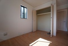 木目調のシンプルデザインで落ち着きと安らぎの空間に仕上げています。各部屋に収納が完備されているので、お荷物が多くなっても安心の設計です。