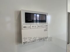 キッチン横からお湯張り、追い炊き、足し湯がボタン一つで楽々操作できる給湯機リモコンです＾＾忙しい夕飯の準備の時間帯に重宝しますね。