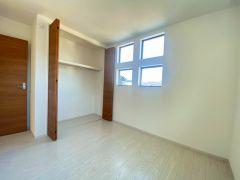 木目調のシンプルデザインで落ち着きと安らぎの空間に仕上げています。各部屋に収納が完備されているので、お荷物が多くなっても安心の設計です。