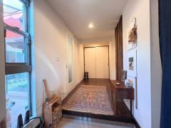 奥行きを感じさせる、伸びやかで開放感あふれる玄関がお出迎えいたします。意匠性と機能性を兼ね備えた、大容量のシューズクローゼットを完備。ご家族皆様の靴を美しく収めることが可能です。