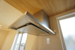 調理により発生する油煙や臭いを吸い込み、屋外へ排気してくれます。