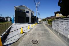 前面道路は北東側4ｍ。交通量が少ないため小さなお子様がいるご家庭も安心です＾＾駐車もスムーズですね＾＾